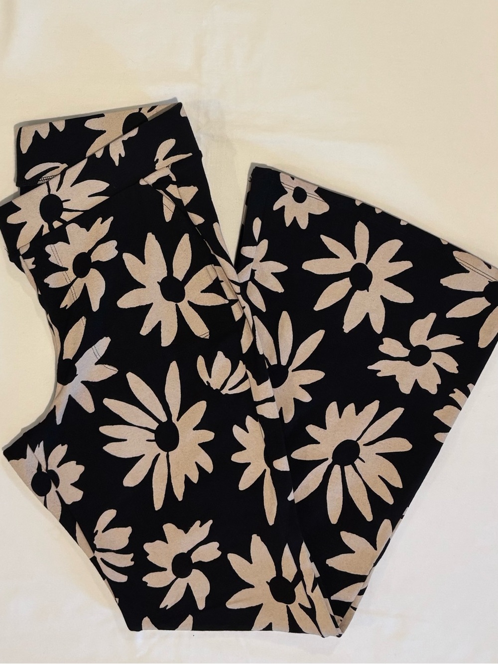 Torrid Flare Pocket Legging Daisy Print Size 1X (Torrid Size 1)